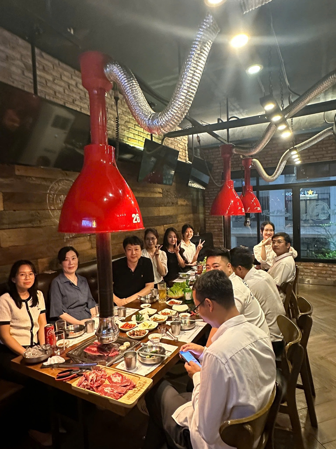 식사를 함께하며 교류하는 L2K EDU 관계자들