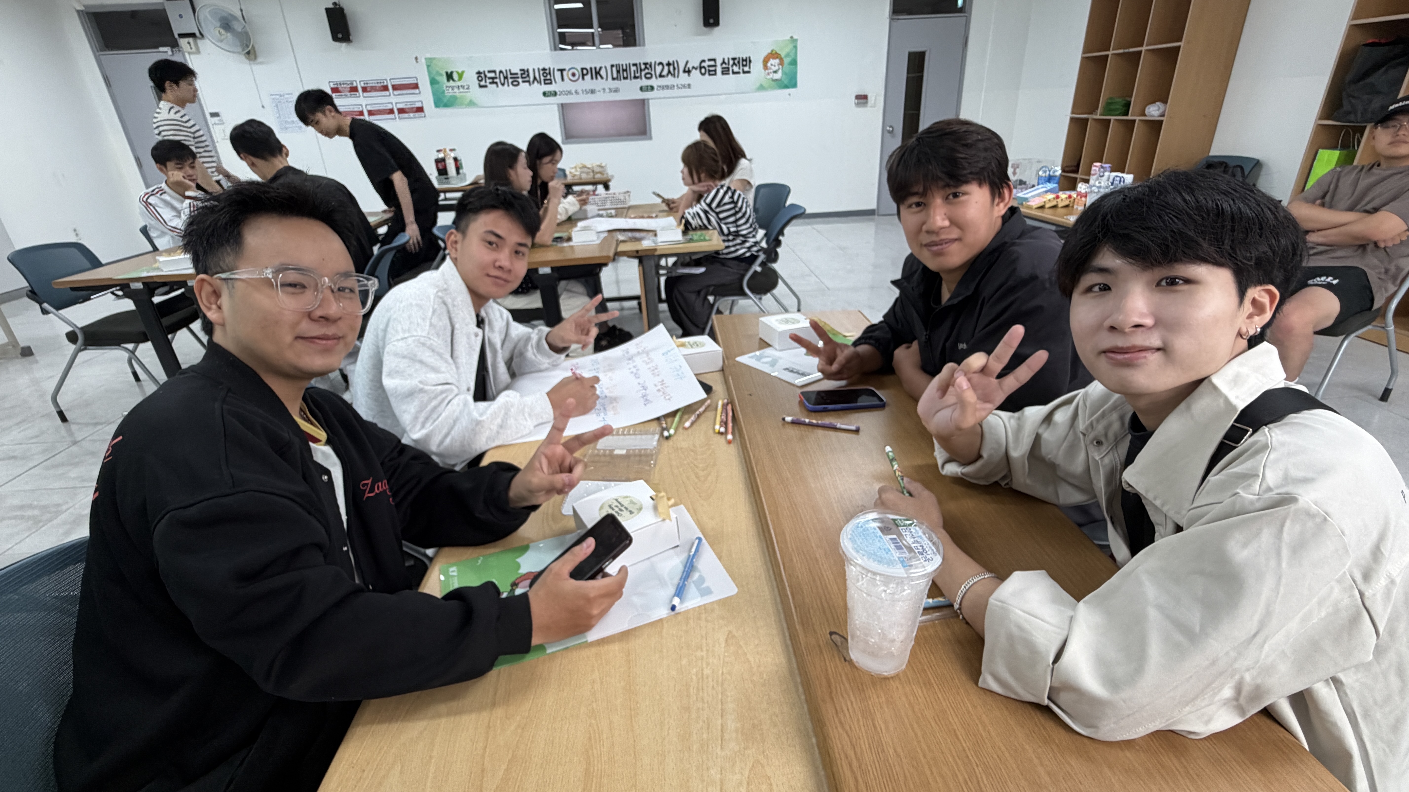 한국어능력시험 대비 프로그램에서 활동하는 학생들