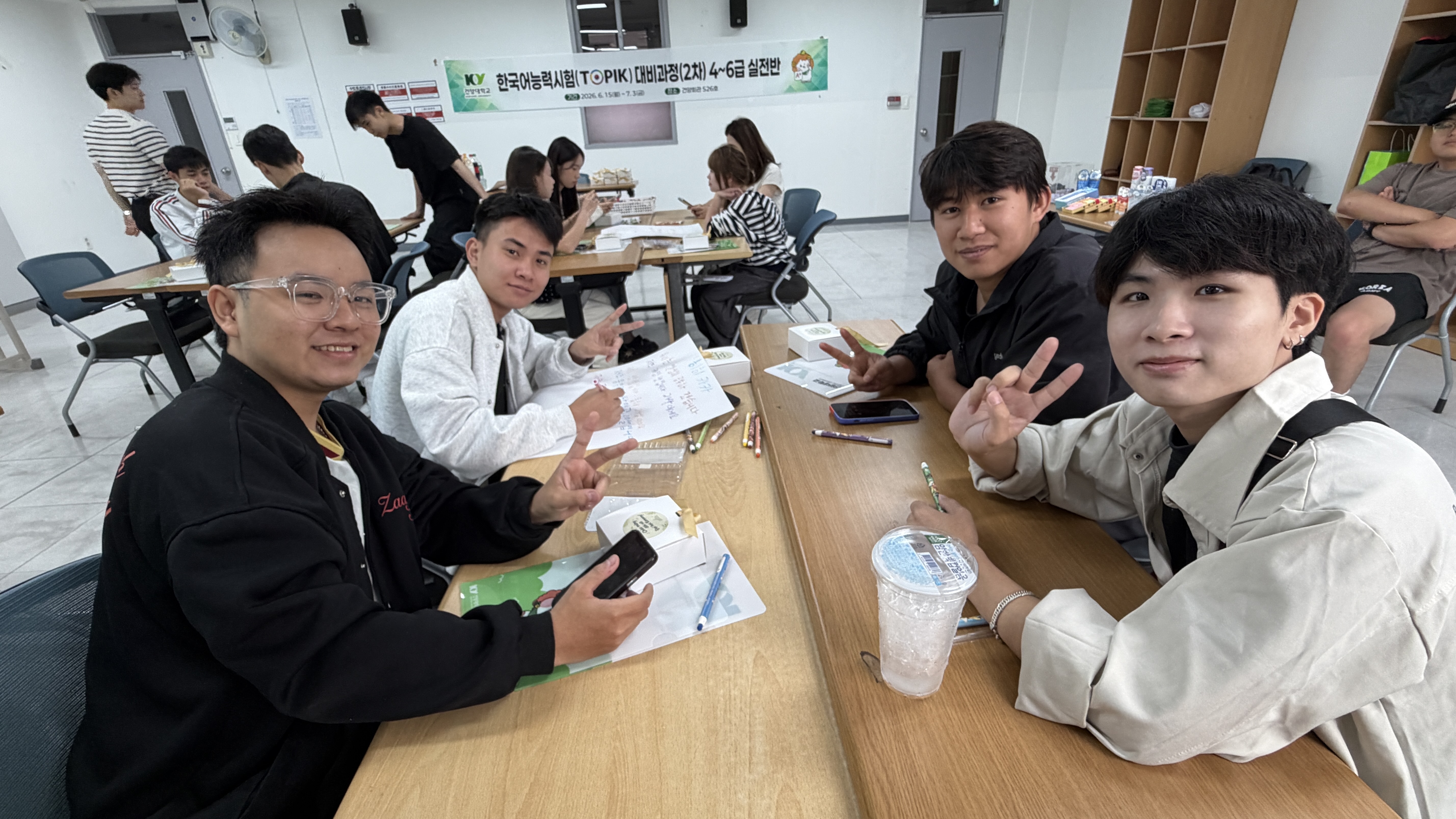 한국어 수업 중 미소 짓는 학생들