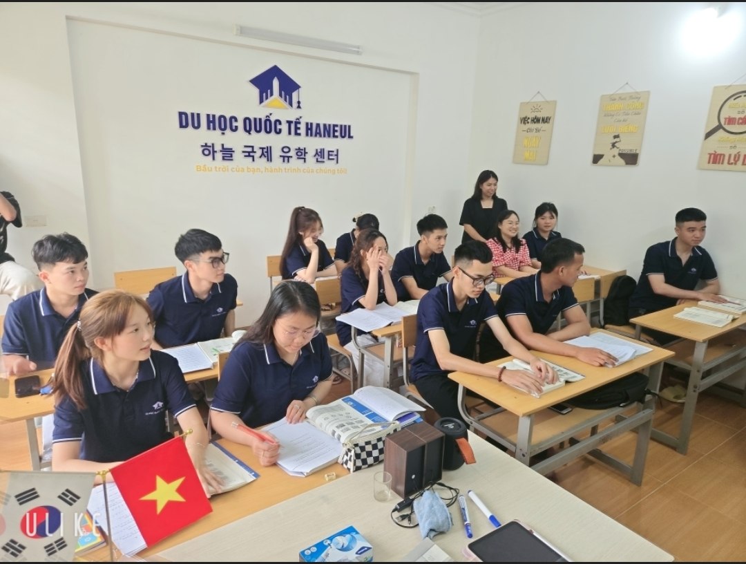 베트남 학생들이 수업에 참여하는 모습