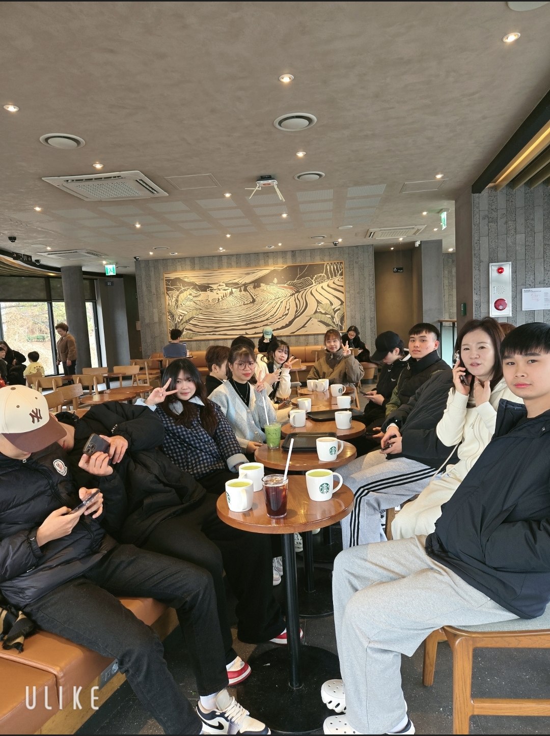 학생들과 카페에서 시간을 보내는 모습