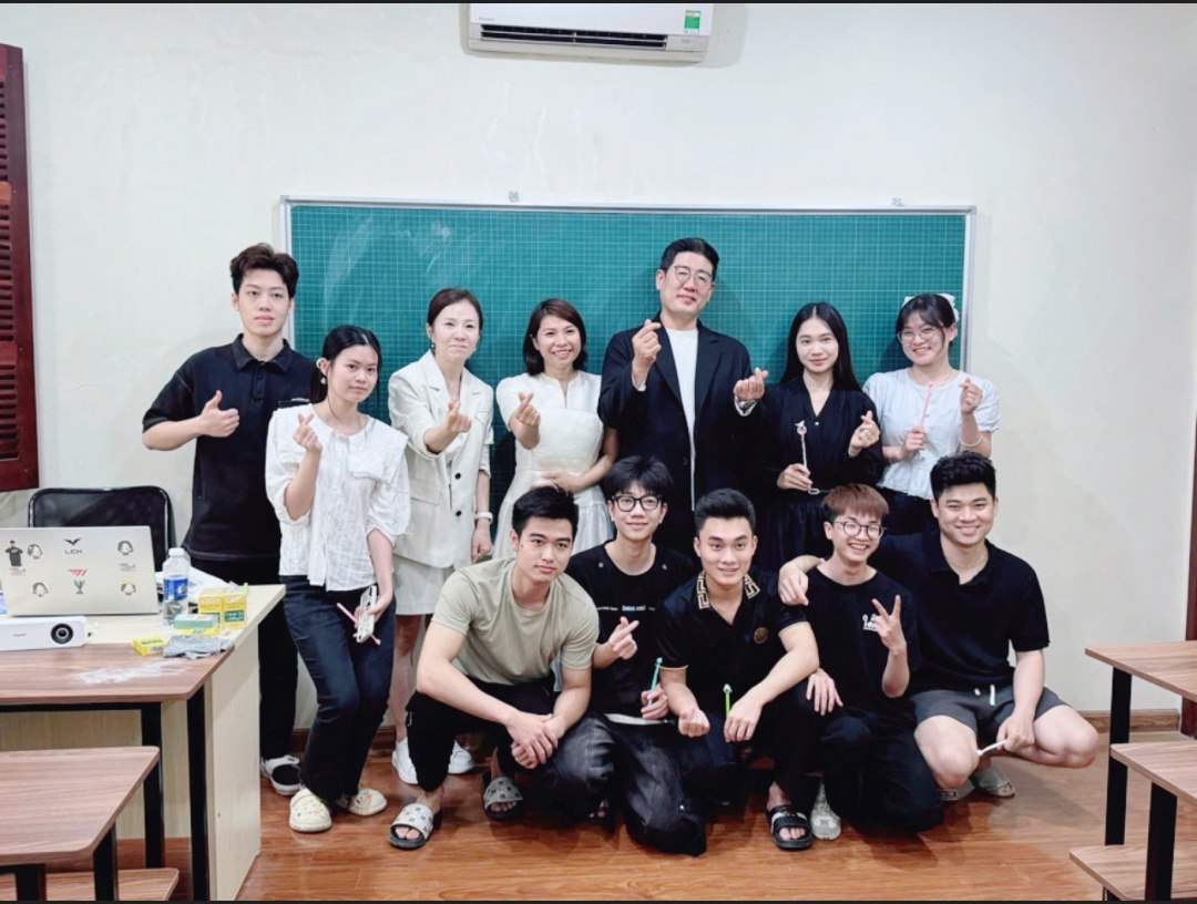 학생들과 교실에서 촬영한 단체 사진